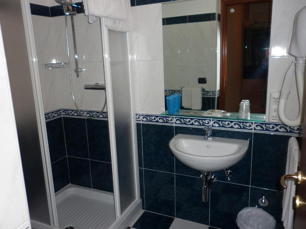 Hotel Cristall Сан-Бенедетто-дель-Тронто Экстерьер фото