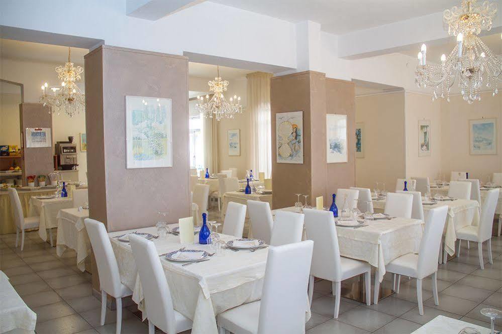 Hotel Cristall Сан-Бенедетто-дель-Тронто Экстерьер фото